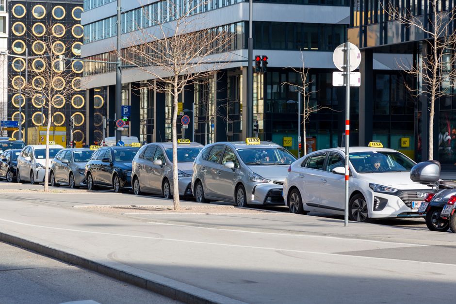Town Car Service: What It Is & How to Book One